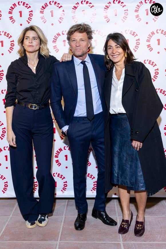 Alice Taglioni, Laurent Delahousse, Cécile Duffau (fondatrice de l'association Un rien c'est tout) au photocall des invités au dîner de gala de l'association "Un rien c'est tout" au musée de l'armée aux Invalides à Paris le 7 mars 2024.©Bestimage