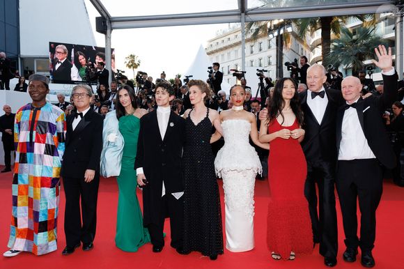 Le jury : Isaach de Bankolé, Park Chan-wook, Demi Moore, Diego Céspedes, Laura Wandel, Ruth Negga, Chloé Zhao, Stellan Skarsgård, Paul Laverty - Montée des marches pour la cérémonie de clôture du 79ème Festival International du Film de Cannes, le 23 mai 2026. © Jacovides-Moreau / Bestimage