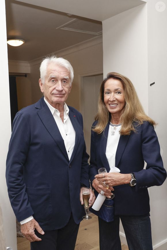 mais aussi des personnalités issues du monde du spectacle comme les producteurs Gilbert Coullier et sa femme Nicole

Exclusif - Gilbert Coullier et sa femme Nicole lors d'un dîner de la Revue des Deux Mondes à la Maison de l'Amérique Latine à Paris le 15 septembre 2025

© Jack Tribeca / Bestimage