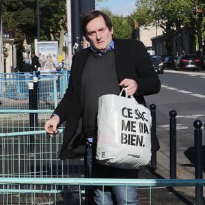 Pierre Palmade est sorti de la prison de Bordeaux, il purgera sa peine sous bracelet électronique à son domicile. Le 16 avril 2025
L’humoriste, à qui un aménagement de peine a été accordé pour purger sa condamnation après un grave accident de la route en Seine-et-Marne, a quitté ce mercredi matin la prison de Gradignan, près de Bordeaux. Agence / Bestimage