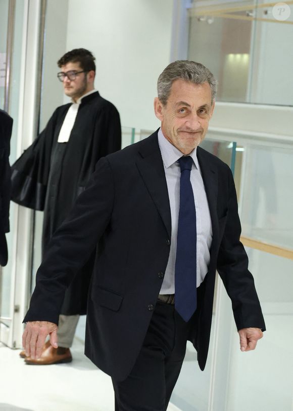 Nicolas Sarkozy sort du procès pour des accusations de financement illégal de la campagne présidentielle victorieuse de 2007 par le dictateur Mouammar Kadhafi, au tribunal de Paris, France, le 27 mars 2025. Le parquet requiert sept ans de prison contre Nicolas Sarkozy, ainsi que 300 000 euros d'amende et une peine d'inéligibilité. © Denis Guignebourg/Bestimage