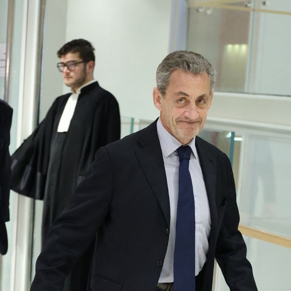 Nicolas Sarkozy sort du procès pour des accusations de financement illégal de la campagne présidentielle victorieuse de 2007 par le dictateur Mouammar Kadhafi, au tribunal de Paris, France, le 27 mars 2025. Le parquet requiert sept ans de prison contre Nicolas Sarkozy, ainsi que 300 000 euros d'amende et une peine d'inéligibilité. © Denis Guignebourg/Bestimage