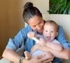 L'occasion pour eux de lui organiser une "discrète fête" dans leur fief niché à Montecito.
Meghan Markle, duchesse de Sussex, lit l'histoire "Duck ! Rabbit ! " à son fils Archie à l'occasion de son 1er anniversaire pour le compte Instagram de l'ONG "Save The Children". A la fin de la séquence, l’association fait un appel aux dons pour aider les familles les plus démunies face à la pandémie du coronavirus (Covid-19). Los Angeles. Le 6 mai 2020. JLPPA / Bestimage