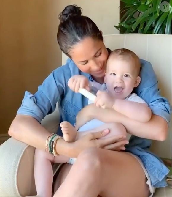 L'occasion pour eux de lui organiser une "discrète fête" dans leur fief niché à Montecito. 

Meghan Markle, duchesse de Sussex, lit l'histoire "Duck ! Rabbit ! " à son fils Archie à l'occasion de son 1er anniversaire pour le compte Instagram de l'ONG "Save The Children". A la fin de la séquence, l’association fait un appel aux dons pour aider les familles les plus démunies face à la pandémie du coronavirus (Covid-19). Los Angeles. Le 6 mai 2020. JLPPA / Bestimage