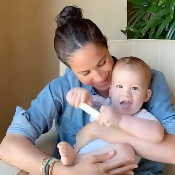 L'occasion pour eux de lui organiser une "discrète fête" dans leur fief niché à Montecito. 

Meghan Markle, duchesse de Sussex, lit l'histoire "Duck ! Rabbit ! " à son fils Archie à l'occasion de son 1er anniversaire pour le compte Instagram de l'ONG "Save The Children". A la fin de la séquence, l’association fait un appel aux dons pour aider les familles les plus démunies face à la pandémie du coronavirus (Covid-19). Los Angeles. Le 6 mai 2020. JLPPA / Bestimage