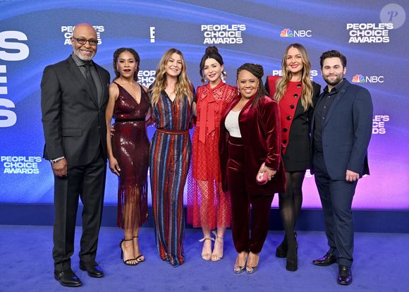 James Pickens Jr, Kelly McCreary, Ellen Pompeo, Caterina Scorsone, Chandra Wilson, Camilla Luddington et Jake Borelli au photocall de la soirée des People's Choice Awards 2022 au Barker Hangar à Santa Monica, Los Angeles, Californie, États-Unis, le 6 décembre 2022. © AGENCE / BESTIMAGE