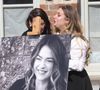 Le livre de condoléances a enfin était rendu à la famille de l'actrice
Adeline Quenon, la soeur aînée d'E.Dequenne, et Milla Savarese, la fille unique d'E.Dequenne - 300 personnes réunies pour rendre hommage à Emilie Dequenne dans sa ville de Chièvres (Belgique), le 9 avril 2025, quelques semaines après son décès prématuré, survenu le 16 mars 2025. © Photonews / Bestimage