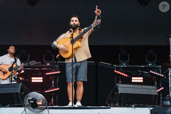Mais Kendji Girac est bien venu chanter sur scène.

Kendji Girac - Les artistes sur la scène du V and B Fest' à Château-Gontier sur Mayenne le 21 août 2025

© Alexandre Fumeron / Afterdepth / Bestimage