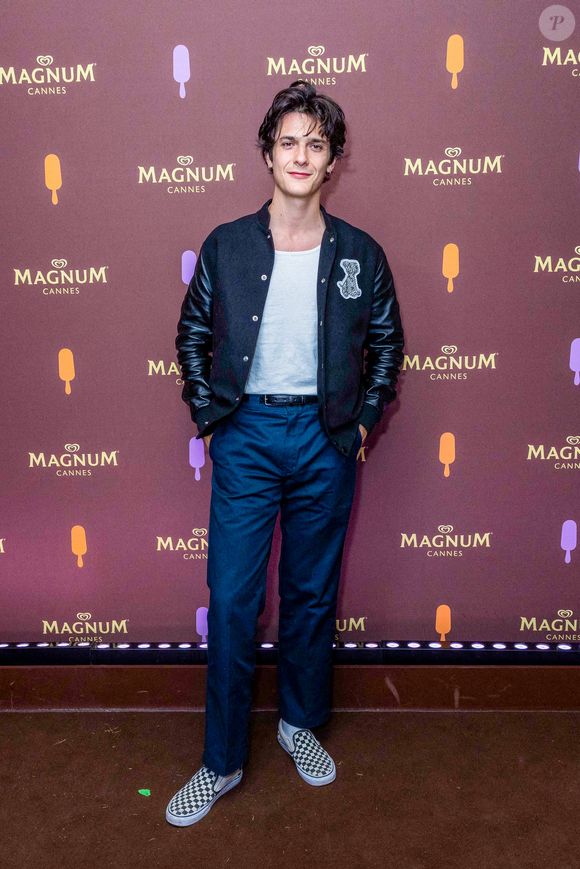 Kungs (Valentin Brunel) au photocall de la soirée "Magnum" lors du 75ème Festival International du Film de Cannes le 19 mai 2022. Sur la plage Magnum Cannes, Kylie Minogue et peggy Gou dévoilent un grand classique remixé.
Pour célébrer le lancement de la nouvelle gamme Magnum Remix, Magnum s’associe aux deux pionnières de la musique Kylie Minogue et Peggy Gou pour lancer une version arrangée du hit planétaire de la chanteuse, sorti en 2001 : « Can’t Get You Out of My Head ». Le titre remixé ainsi que le clip vidéo ont été présentés aujourd’hui lors d’une session de questions-réponses, en direct du 75e Festival de Cannes. Sur la Croisette, Magnum célèbre une exclusivité mondiale ! La légendaire icône de la pop Kylie Minogue et la pionnière de la dance music sud-coréenne Peggy Gou ont rejoint Magnum cet après-midi à Cannes pour lancer la campagne « Classics Can Be Remixed » de Magnum.
Vingt ans après la sortie du hit planétaire de la star australienne « Can’t Get You Out of My Head », la célèbre marque de crème glacée premium a collaboré avec le duo emblématique pour créer une version house et exaltante du titre, entièrement réarrangé. Une façon de rappeler au monde entier que les classiques peuvent être remixés, pour créer encore de belles émotions. 
Lors d’une interview animée en direct par Clara Amfo, présentatrice britannique de BBC Radio 1, le morceau remixé de Kylie Minogue – « Can’t Get You Out of My Head (Peggy Gou’s Midnight Remix) » – et son clip vidéo ont été révélés au monde.
Le clip revisite la version originale : on y retrouve Kylie Minogue dans sa combinaison blanche emblématique, au volant d’une De Tomaso Mangusta jaune. Dans cette nouvelle proposition s’invitent les influences pop coréennes de Peggy Gou. Pour réaliser la vidéo, Magnum a travaillé avec Seo Inji, illustratrice basée à Séoul, qui a apporté son style unique, créant ainsi une version entièrement réinventée.


© Jack Tribeca / Bestimage