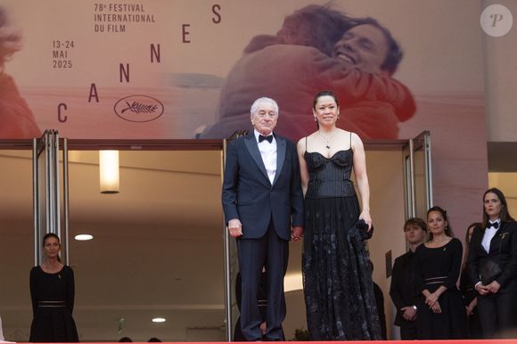 Robert de Niro et sa compagne Tiffany Chen - Montée des marches du film « Partir un jour » pour la cérémonie d’ouverture du 78ème Festival International du Film de Cannes, au Palais des Festivals à Cannes. Le 13 mai 2025
© Jacovides-Moreau / Bestimage
