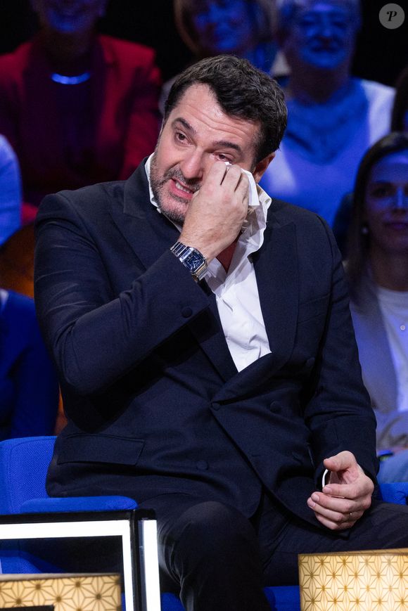 Lors de l’enregistrement, Marie-Claude Pietragalla et Arnaud Ducret n’ont pas pu retenir leurs larmes face à tant d’émotion.

Arnaud Ducret lors de l'enregistrement de l'émission "La Boîte à secrets", présentée par Faustine Bollaert et diffusée le 17 octobre sur France 3, dans les studios du Lendit à Saint-Denis, France, le 23 septembre 2025.

© Cyril Moreau/Bestimage