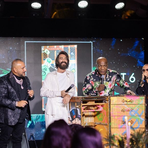 Exclusif - Andy Boose, Papi Steak, Leonardo Del Vecchio,  Mike Tyson, Alec Monopoly présente sa malle Louis Vuitton customisée qui va être vendue aux enchères, Richie Akiva - Soirée "The Saint Barths Dinner by Gala One" à l'Eden Rock à Saint-Barhélémy le 29 décembre 2024. Le Dîner Saint Barths by Gala One est un dîner exclusif sur invitation uniquement organisé à l'Eden Rock. La liste des invités est un « who's who » de fervents partisans des événements passés du Gala d'été et du Gala One, ainsi que d'un groupe sélectionné d'autres philanthropes et notables partageant les mêmes idées. Les invités au dîner ont contribueé aux fonds essentiels pour les organisations soutenant la protection des enfants, la conservation de la biodiversité, l’aide à ceux qui en ont besoin et la préservation des précieuses eaux et terres du monde.
© Sam Delepch / Tiziano Da Silva / Bestimage