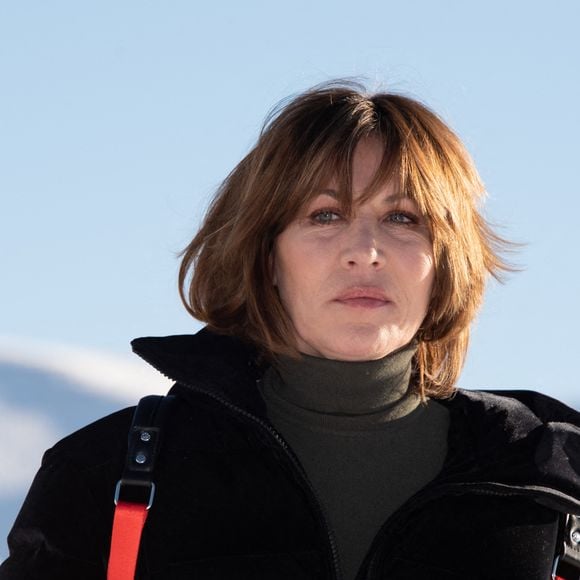 Mathilde Seigner en balade dans un petit avion à l'altiport lors du 25e Festival du film de comédie à L'Alpe d'Huez, France, le 22 janvier 2022. Photo par Mireille Ampilhac/ABACAPRESS.COM