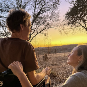 Enfin, l'actrice Stacy Keibler a confié avoir accompagné James Van Der Beek jusqu'à ses derniers jours, avant de poster une photo d'eux en train de contempler un coucher de soleil. 

Capture d'écran Instagram de Stacy Keibler.