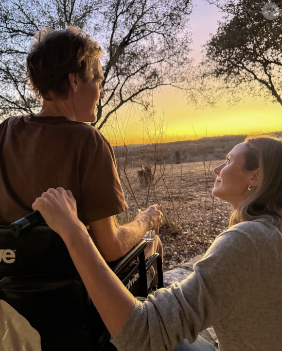 Enfin, l'actrice Stacy Keibler a confié avoir accompagné James Van Der Beek jusqu'à ses derniers jours, avant de poster une photo d'eux en train de contempler un coucher de soleil. 

Capture d'écran Instagram de Stacy Keibler.