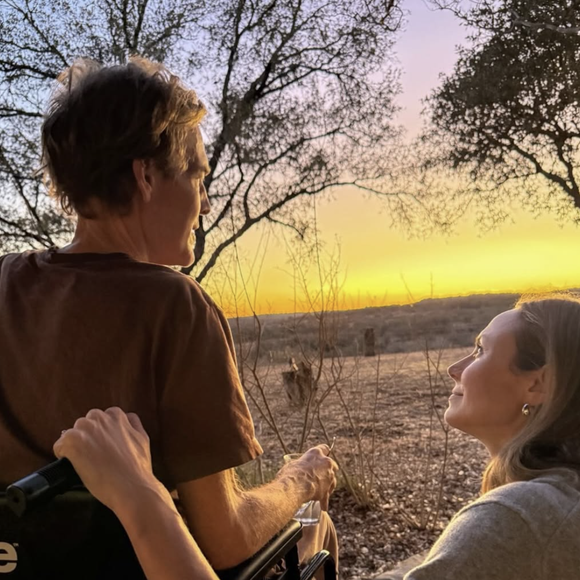 Enfin, l'actrice Stacy Keibler a confié avoir accompagné James Van Der Beek jusqu'à ses derniers jours, avant de poster une photo d'eux en train de contempler un coucher de soleil. 

Capture d'écran Instagram de Stacy Keibler.