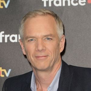 Le duo, recruté pour relancer les audiences, n’a pas convaincu face à la concurrence grandissante de TF1 et CNews. 

Julien Arnaud - Photocall à l'occasion des 40 ans de l'émission "Télématin" au siège de France Télévisions à Paris le 6 février 2025. Rendez-vous quotidien de partage, de proximité, d'information et de convivialité, Télématin accompagne les Français chaque matin depuis 40 ans. En rassemblant toutes les générations autour de cette matinale, l'émission a su rester un pilier de la télévision française. © Coadic Guirec/Bestimage