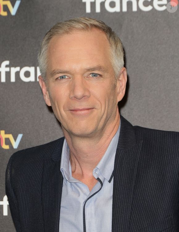 Le duo, recruté pour relancer les audiences, n’a pas convaincu face à la concurrence grandissante de TF1 et CNews. 

Julien Arnaud - Photocall à l'occasion des 40 ans de l'émission "Télématin" au siège de France Télévisions à Paris le 6 février 2025. Rendez-vous quotidien de partage, de proximité, d'information et de convivialité, Télématin accompagne les Français chaque matin depuis 40 ans. En rassemblant toutes les générations autour de cette matinale, l'émission a su rester un pilier de la télévision française. © Coadic Guirec/Bestimage