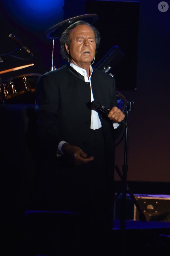 D'après ses informations, les jours de la star seraient désormais comptés... Et pour cause, Julio Iglesias serait atteint d'ostéoblastome, une tumeur osseuse bénigne rare. 

Julio Iglesias sur la scène du Sporting à Monaco à l'occasion du Monte-Carlo Sporting Summer Festival le 29 juillet 2016 © Lionel Urman / Bestimage