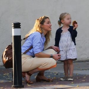 A rappeler qu'Amber qui s'est installée en Espagne après son houleux procès avec Johnny Depp, est déjà l'heureuse maman d'une petite Oonagh Paige, née 8 avril 2021, par mère porteuse.

Amber Heard et sa fille Oonagh Paige Heard se promènent dans les rues de Madrid le 23 septembre 2024.