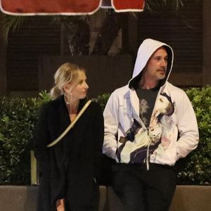 Et c'est Sarah Michelle Gellar qui l'a dévoilée elle-même lors d'une interview.
Freddie Prinze Jr., 47 ans, et sa femme Sarah Michelle Gellar, 46 ans, sont toujours en pleine forme alors qu'ils sortent dîner avec leur fille Charlotte Grace et quelques autres personnes au restaurant Baltaire à Los Angeles. L'adorable couple qui s'est rencontré pour la première fois lors du tournage de I Know What You Did Last Summer (1997), s'est marié le 1er septembre 2002 à Puerto Vallarta, au Mexique.
©Backgrid USA / Bestimage