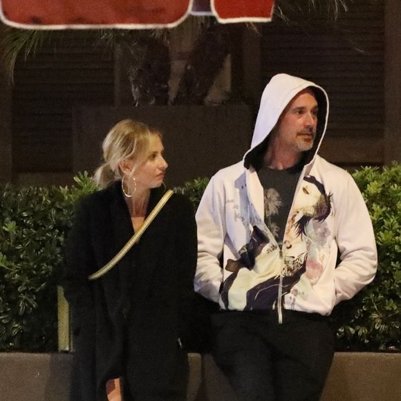 Et c'est Sarah Michelle Gellar qui l'a dévoilée elle-même lors d'une interview.
Freddie Prinze Jr., 47 ans, et sa femme Sarah Michelle Gellar, 46 ans, sont toujours en pleine forme alors qu'ils sortent dîner avec leur fille Charlotte Grace et quelques autres personnes au restaurant Baltaire à Los Angeles. L'adorable couple qui s'est rencontré pour la première fois lors du tournage de I Know What You Did Last Summer (1997), s'est marié le 1er septembre 2002 à Puerto Vallarta, au Mexique.
©Backgrid USA / Bestimage
