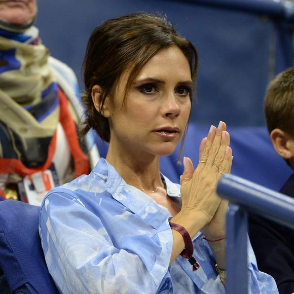 Quinquagénaire, Victoria Beckham affiche une mine radieuse, une silhouette longiligne.

Victoria Beckham et son fils Romeo Beckham assistent au match de tennis Madison Keys contre Elise Mertens au US Open Tennis 2017 à New York, le 29 août 2017
