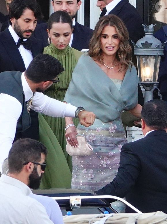Venise, ITALIE La reine Rania de Jordanie quitte l'hôtel avant le mariage de Jeff Bezos et Lauren Sanchez. Photographe : Backgrid UK/ Bestimage