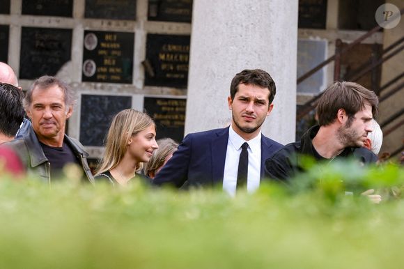 Paul Belmondo, Stella Belmondo, Giacomo Belmondo et Alessandro Belmondo - Sorties des obsèques d’Alain Belmondo au crématorium du Père-Lachaise à Paris, France, le 4 septembre 2025. © Dominique Jacovides/Bestimage
