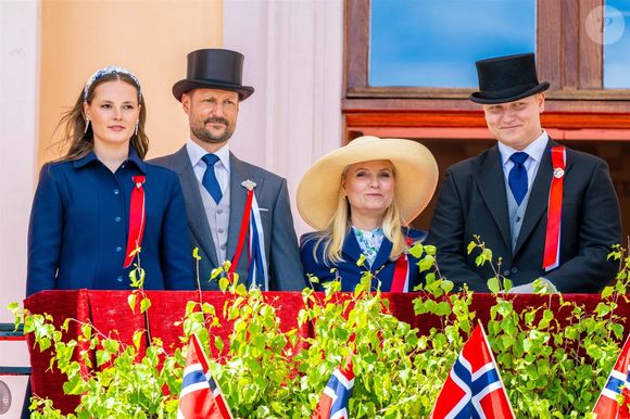 Oslo, NORVÈGE - Lors des célébrations de la fête nationale norvégienne, le 17 mai 2025, la princesse héritière Mette-Marit (La princesse Mette-Marit de Norvège) et la princesse Ingrid Alexandra (La princesse Ingrid Alexandra de Norvège) saluent le public depuis le balcon du palais royal d'Oslo. Cet événement marque un moment clé dans les festivités annuelles du pays.



Sur la photo : Le prince Haakon (Le prince Haakon de Norvège), la princesse Mette-Marit (La princesse Mette-Marit de Norvège), la princesse Ingrid Alexandra (La princesse Ingrid Alexandra de Norvège), le prince Sverre Magnus (La princesse Ingrid Alexandra de Norvège).
