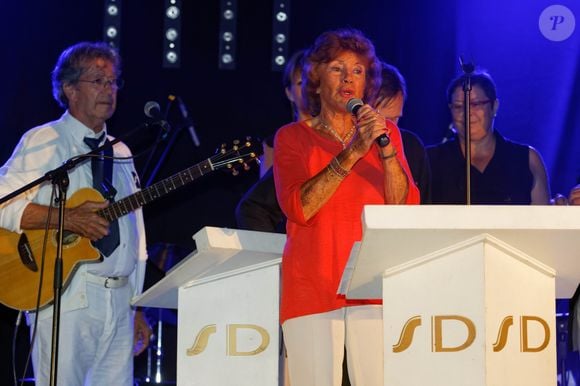 Francine Distel (Francine Bréaud), la veuve de Sacha Distel lors de la soirée d'hommage à Sacha Distel pour les 10 ans de son décès, organisée dans les jardins de l'hôtel de ville à Rayol-Canadel sur Mer, le 22 juillet 2014.
