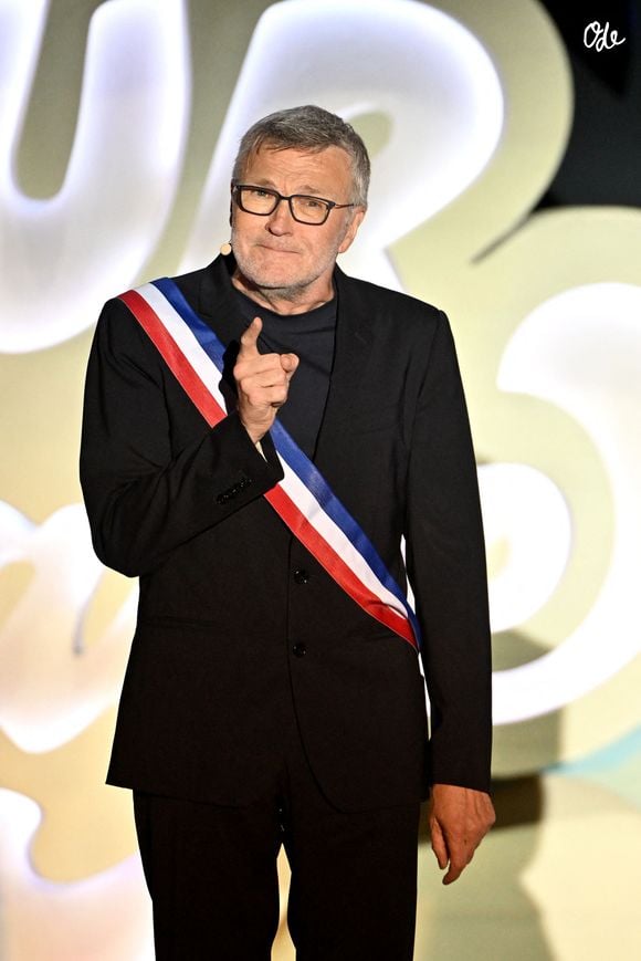 Exclusif - Laurent Ruquier, en maire d'Antibes Juan les Pins, durant l'enregistrement de la première soirée de "L'humour à la plage" pour la 3ème édition du festival de Juan les Pins à la pinède Gould le 26 juin 2026. © Bebert-Tribeca/Bestimage