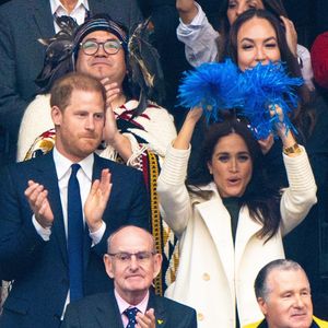 La duchesse leur a donc présenté des excuses et a même fait une promesse à tous les déçus
Le prince Harry et Meghan Markle assistent à la cérémonie d'ouverture des "Invictus Games Vancouver Whistler 2025" au Canada le 8 février 2025.Backgrid USA / Bestimage