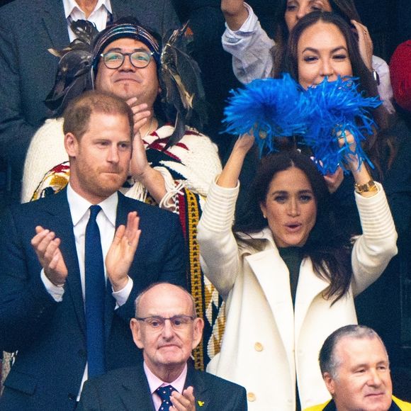 La duchesse leur a donc présenté des excuses et a même fait une promesse à tous les déçus
Le prince Harry et Meghan Markle assistent à la cérémonie d'ouverture des "Invictus Games Vancouver Whistler 2025" au Canada le 8 février 2025.Backgrid USA / Bestimage