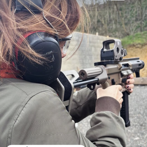 En effet, en story Instagram, Faustine Bollaert a expliqué avoir passé son "baptême de tir sportif".

Faustine Bollaert s'initie au tir sportif.