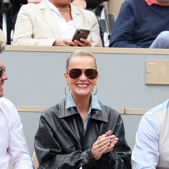 Frédéric Suant avec sa compagne Laeticia Hallyday et Philippe Etchebest dans les tribunes lors des Internationaux de France de Tennis de Roland Garros 2025. Paris, le 26 mai 2025. © Jacovides-Moreau/Bestimage