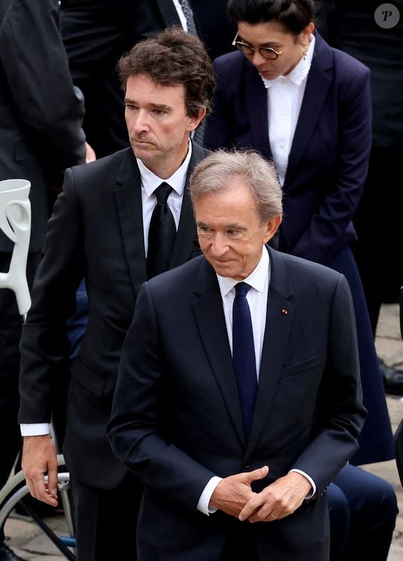 Sa ressemblance avec son père est frappante, mais Antoine cultive une identité propre : "Dans la manière de réfléchir, on ne se ressemble pas trop", souligne l’AFP.


Bernard Arnault et Antoine Arnault lors de l'hommage national du général d'armée Jean-Louis Georgelin sur l'esplanade des Invalides à Paris, France, le 25 août 2023. 

© Dominique Jacovides/Bestimage