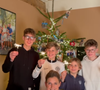 Marie-Caroline et Guillaume Cail envisagent de changer leur fils Édouard d'établissement scolaire.

Marie-Caroline Cail, maman de l'émission "Familles nombreuses" avec sa tribu
