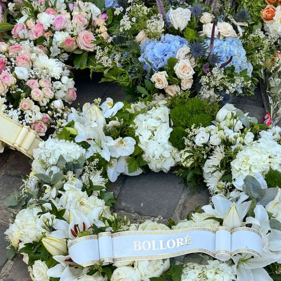 La gerbe de Bolloré - Arrivées aux obsèques de Philippe Labro en l'église de Saint-Germain-des-Prés à Paris le 13 juin 2025. © Dominique Jacovides - Christophe Clovis / Bestimage
