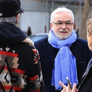 Pascal Praud arrive à la cérémonie funéraire de Rolland Courbis à l'église de la Madeleine à Paris, France, le 14 janvier 2026. Rolland Courbis, ancien footballeur français, entraîneur et commentateur médiatique au franc-parler, est décédé à l'âge de 72 ans. Photo par Jerome Domine/ABACAPRESS.COM