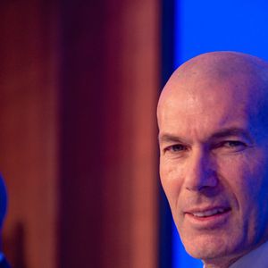 L'ancien international français de football Zinédine Zidane (à droite) s'exprime aux côtés du président de la Fédération française de football, Philippe Diallo (à gauche), lors d'une conférence de presse visant à le présenter comme le nouveau sélectionneur de l'équipe de France, au siège de la Fédération française de football (FFF) à Paris, le 28 juillet 2026.  © Baptiste Autissier/PsnewZ/Bestimage