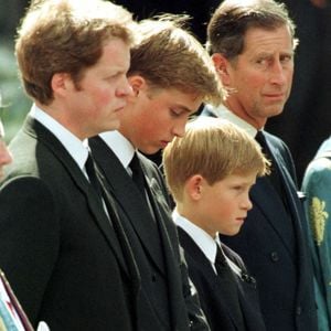 Funérailles de la princesse Diana 6 septembre 1997 Le prince Charles, le prince William, le prince Harry et le comte Spencer lors des funérailles de la princesse Diana. Photo de Alamy/ABACAPRESS.COM