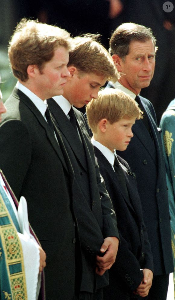 Funérailles de la princesse Diana 6 septembre 1997 Le prince Charles, le prince William, le prince Harry et le comte Spencer lors des funérailles de la princesse Diana. Photo de Alamy/ABACAPRESS.COM