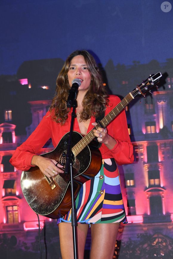 Semi-exclusif - Vanille Clerc au photocall du 5ème gala de charité de l'association "Les Bonnes Fées" à l'occasion de la campagne mondiale "Octobre Rose" à l'hôtel Peninsula à Paris, le 3 octobre 2024. 

Photo : Rachid Bellak / Bestimage