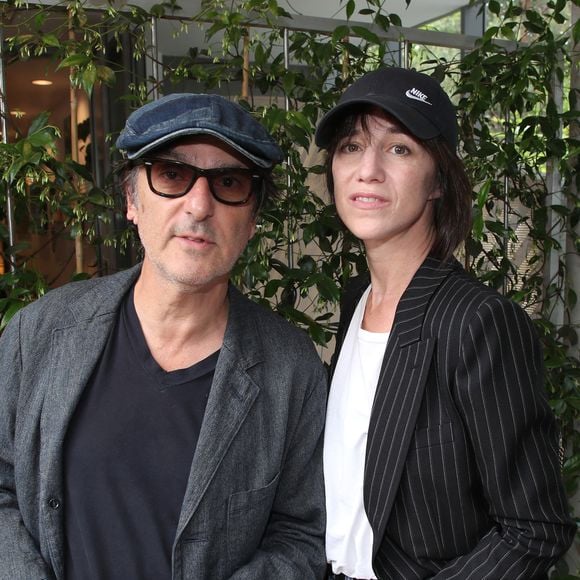 Exclusif - Yvan Attal et sa compagne Charlotte Gainsbourg - Célébrités aux Internationaux de France de Tennis de Roland Garros 2023 - Jour 13 à Paris le 09 Juin 2023. 

© Bertrand Rindoff / Bestimage