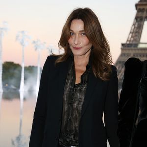 Carla Bruni-Sarkozy - People au défilé de mode "Saint-Laurent" PAP printemps-été 2019 au Trocadero devant la Tour Eiffel à Paris le 25 septembre 2018 © Denis Guignebourg/Bestimage