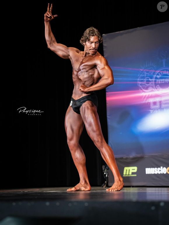 Très proche de son père, il bénéficie de son soutien pour poursuivre ses ambitions dans le bodybuilding.

Joseph Baena suit les traces de son célèbre père et remporte sa première compétition de bodybuilding. Instagram