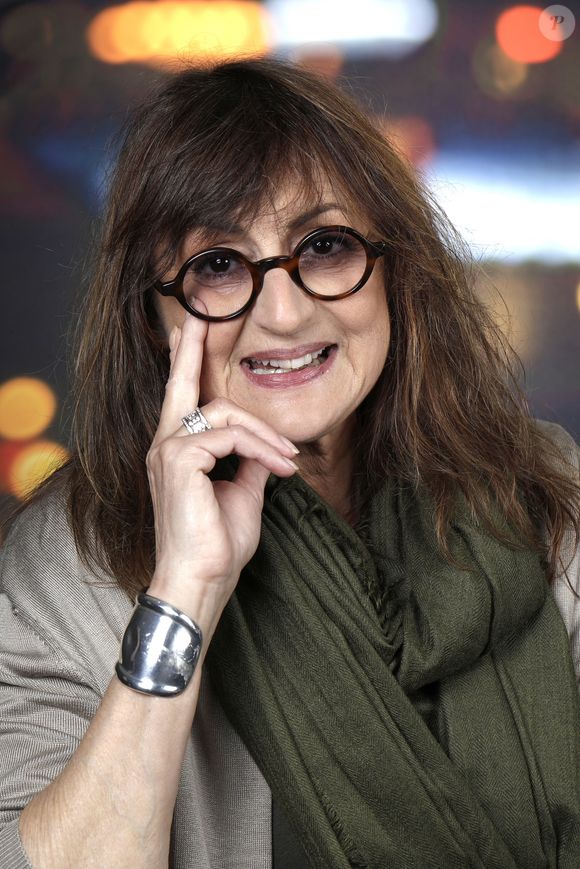 A noter enfin que Nathalie André est également passée par Europe 1, "pour diriger les programmes de divertissement et musicaux". Licenciée pour "insuffisance professionnelle" après une seule saison (2016-2017), le conseil des Prud'hommes a finalement reconnu le licenciement sans cause réelle et a condamné la station de radio à lui verser 226 274,15 €.  

Portrait de Nathalie André lors de L'enregistrement de l'émission Chez Jordan présentée par jordan de Luxe le 1er juin 2022.
© Cédric Perrin / Bestimage