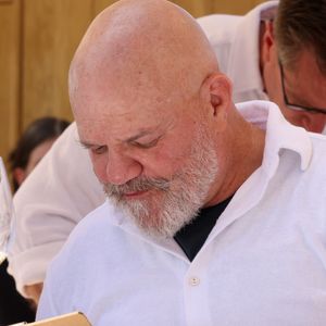 Philippe Etchebest au concours de pâtisserie "La Tropézienne" sur la place des Lices à Saint-Tropez, le 2 mai 2026.
© Jean-Marc Lhomer / Bestimage
