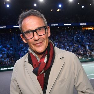 Passionné par les extérieurs, l'animateur y a planté lauriers-roses et palmiers et profite également d'une piscine entourée de végétation.
Julien Courbet - Célébrités assistent à la finale du tournoi de tennis ATP Masters 1000 de Paris (Paris Rolex Master) remportée par Alexander Zverev contre Ugo Humbert à l'Accor Arena - Palais Omnisports de Paris-Bercy, Paris le 3 novembre 2024. © Veeren/Bestimage